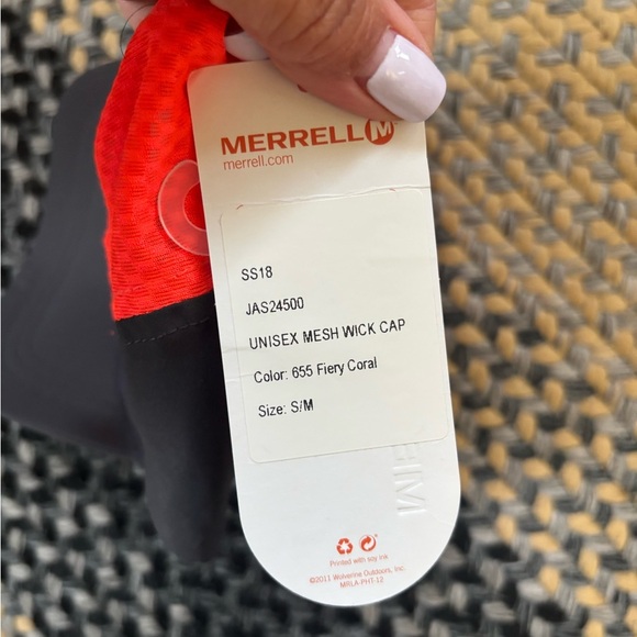 Merrell Red and‎ Black Cap - Picture 4 of 4